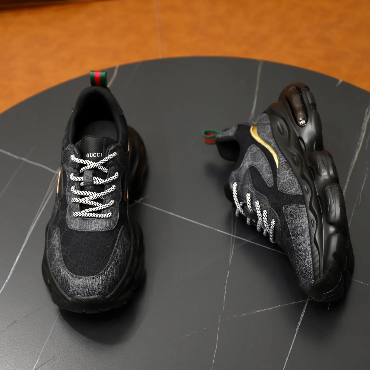 Ex-factory price: 462💰🙅‍♂️🙅‍♂️🙅‍♂️ Brand: Gucci GUCCi Standard code: 38-44 (45 customized) Grade: Same as the official website Material: Original cowhide material spliced with brand cloth Comfortable and breathable lining Lightweight and wear-resistant sports outsole Style category: Men's fashion casual shoes Running sports shoes Distinguished luxury brand elements Top luxury color: actual picture color